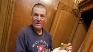 John Siggins se starou uniformou společnosti White Star Line John Siggins se starou uniformou společnosti White Star Line