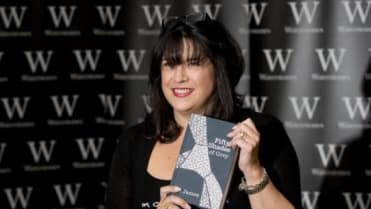 Dáma, která za to všechno může – autorka E. L. James, která se pro svůj porno román inspirovala dalším fenoménem - Twilight Dáma, která za to všechno může – autorka E. L. James, která se pro svůj porno román inspirovala dalším fenoménem - Twilight
