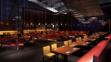Masa je nejdražší restaurací v New Yorku. Přívítá vás sám šéfkuchař, jako vítá každého hosta, který vejde do dřevěných dveří jeho podniku. Restastaurace má kapacitu 26 hostů. Rezervace je nutností, čekací doba je více jak tři týdny Masa je nejdražší restaurací v New Yorku. Přívítá vás sám šéfkuchař, jako vítá každého hosta, který vejde do dřevěných dveří jeho podniku. Restastaurace má kapacitu 26 hostů. Rezervace je nutností, čekací doba je více jak tři týdny