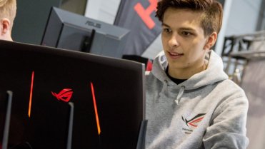Mnozí youtubeři mu mohou jenom závidět. Mnozí youtubeři mu mohou jenom závidět.