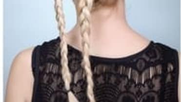 Stejně spleťte i druhý pramen na opačné straně hlavy Stejně spleťte i druhý pramen na opačné straně hlavy