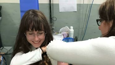 Dívka se nechala očkovat za zády svých rodičů, kteří jsou proti očkování Dívka se nechala očkovat za zády svých rodičů, kteří jsou proti očkování