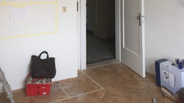 Vedle dveří je dnes kuchyň Vedle dveří je dnes kuchyň
