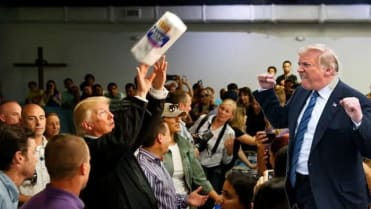 Trumpův šílený pozdrav 11 Trumpův šílený pozdrav 11