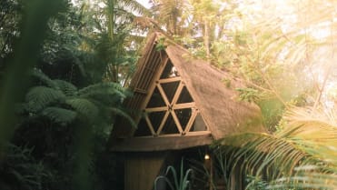 Hideout Bali je prvním z domků a trochu připomíná české chatičky, i když stojí v džungli Hideout Bali je prvním z domků a trochu připomíná české chatičky, i když stojí v džungli