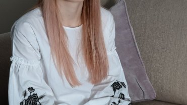 Žena s chronickou bolestí v koleni 1 Žena s chronickou bolestí v koleni 1