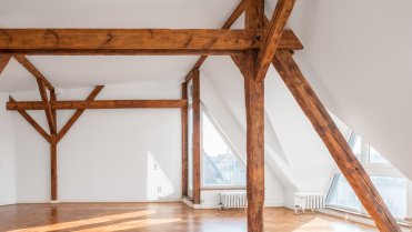 Trámy skvěle ladí s podlahou. Trámy skvěle ladí s podlahou.