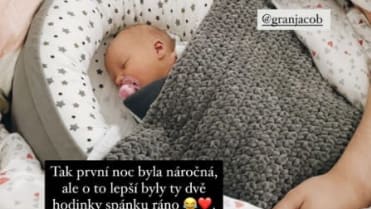 Malá Emička už je doma. Malá Emička už je doma.