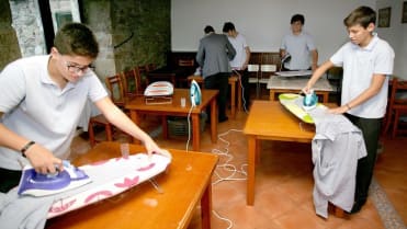 Chlapci se ve škole učí domácím pracím 6 Chlapci se ve škole učí domácím pracím 6