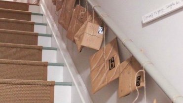 Adentní kalendář na zábradlí nezabere žádné místo. Adentní kalendář na zábradlí nezabere žádné místo.