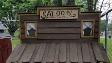 Další vypadá jako westernový salón Další vypadá jako westernový salón