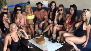 Král Instagramu Dan Bilzerian. Král Instagramu Dan Bilzerian.