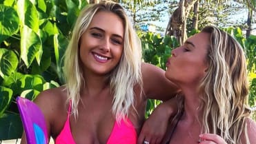 Ellie-Jean Coffey a Holly-Daze Coffey Ellie-Jean Coffey a Holly-Daze Coffey