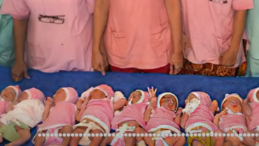 Matka porodila 10 dětí naráz 4 Matka porodila 10 dětí naráz 4