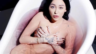 Noah Cyrus (21) Noah Cyrus (21)