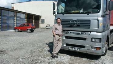 Živí se jako řidič kamionů. Živí se jako řidič kamionů.