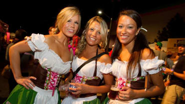 Pivo a sexy holky, to je Oktoberfest v Německu Pivo a sexy holky, to je Oktoberfest v Německu