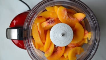 Broskve s ostatními ingrediencemi rozmixujte Broskve s ostatními ingrediencemi rozmixujte