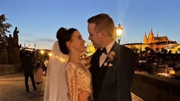 Večer si novomanželé neodpustili ani romantiku na Karlově mostě. Večer si novomanželé neodpustili ani romantiku na Karlově mostě.