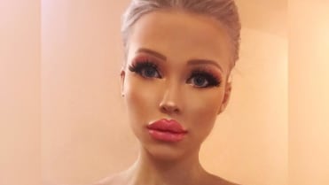 Ona se však cítí lépe jako barbie Ona se však cítí lépe jako barbie
