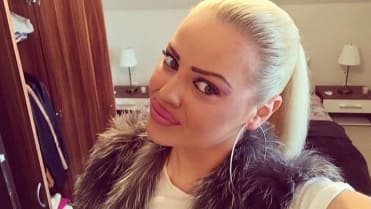 Stejně jako její starší sestřička Ornella, i ona je mediální hvězdičkou. Stejně jako její starší sestřička Ornella, i ona je mediální hvězdičkou.