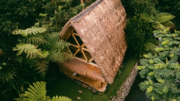 Bambusový domek stojí na břehu říčky Bambusový domek stojí na břehu říčky