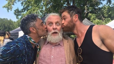 Chris Hemsworth se svým filmovým taťkou Anthony Hopkinsem a režisérem třetího Thora Taika Waititim Chris Hemsworth se svým filmovým taťkou Anthony Hopkinsem a režisérem třetího Thora Taika Waititim