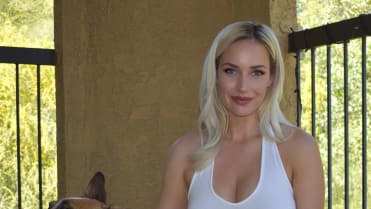 Paige Spiranac to sekne na trávníku i mimo něj Paige Spiranac to sekne na trávníku i mimo něj