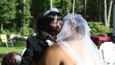 Bizarní svatba ženy s panenkou 1 Bizarní svatba ženy s panenkou 1