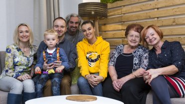 Tomáš Hlinka se synem, svou maminkou a babičkou a týmem Jak se staví sen Tomáš Hlinka se synem, svou maminkou a babičkou a týmem Jak se staví sen