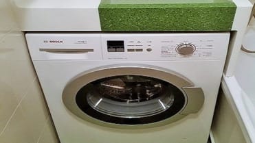 Pračka pod umyvadlem ušetří mnoho místa. Pračka pod umyvadlem ušetří mnoho místa.