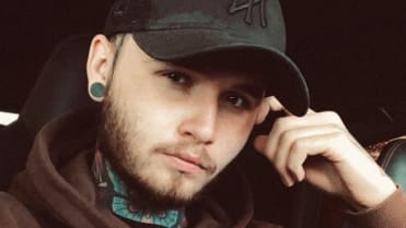 Rapper Earth se zasnoubil. Rapper Earth se zasnoubil.