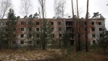 Architektura na vsi. Polorozpadlé statky mísící se s roubenkami s plastovými okny a budovatelskými minipaneláky? Vítejte na českém venkově! Architektura na vsi. Polorozpadlé statky mísící se s roubenkami s plastovými okny a budovatelskými minipaneláky? Vítejte na českém venkově!