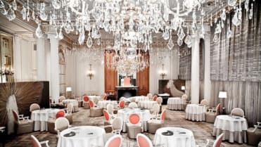 Alain Ducasse v Paříži. Jestliže existuje mezi šéfkuchaři hvězda, tak je jí Alain Ducasse. Večeře jsou servírovány každý večer, obědy každé úterý a pátek. Jedná se o exkluzivní kuchyni té nejvyšší úrovně Alain Ducasse v Paříži. Jestliže existuje mezi šéfkuchaři hvězda, tak je jí Alain Ducasse. Večeře jsou servírovány každý večer, obědy každé úterý a pátek. Jedná se o exkluzivní kuchyni té nejvyšší úrovně
