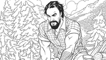 Jason Momoa štípe dřevo. Jason Momoa štípe dřevo.