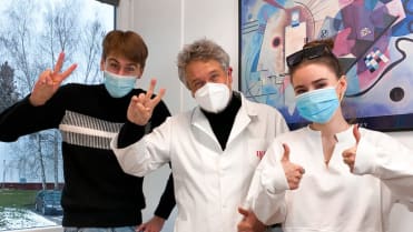 Anna Šulc, Jakub Gulab a epidemiolog Petr Smejkal. Anna Šulc, Jakub Gulab a epidemiolog Petr Smejkal.