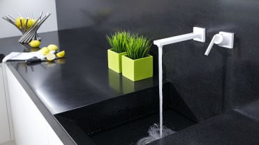 Linka je z umělého kamene corian Linka je z umělého kamene corian
