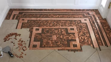 Mince přilepila vteřinovým lepidlem Mince přilepila vteřinovým lepidlem