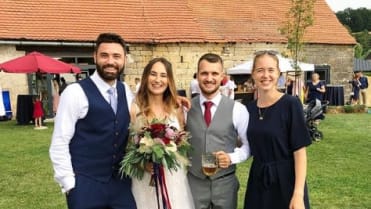 Na svatbu nyní dorazila také Katka Kvapilíková, dříve Králové, s manželem a malým synem. Na svatbu nyní dorazila také Katka Kvapilíková, dříve Králové, s manželem a malým synem.