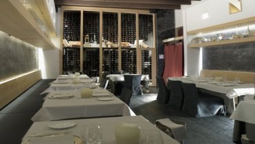 Luxusní restaurace v hlavním městě Španělska El Amparo vlastní neobyčejnou sbírku dobrého vína z Pyrenejského poloostrova. Studený losos s rajčatovou dření a čokoládové sufflé musíte ochutnat! Luxusní restaurace v hlavním městě Španělska El Amparo vlastní neobyčejnou sbírku dobrého vína z Pyrenejského poloostrova. Studený losos s rajčatovou dření a čokoládové sufflé musíte ochutnat!