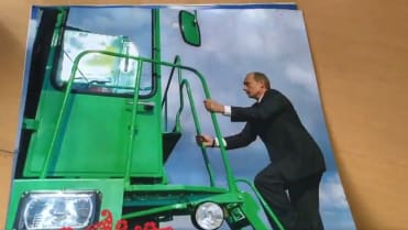 V srpnu s traktorem. V srpnu s traktorem.