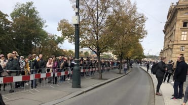 Tisíce lidí čekají ve frontě Tisíce lidí čekají ve frontě