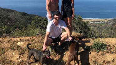 Liam Hemsworth na fotce se svým namakaným tátou Liam Hemsworth na fotce se svým namakaným tátou