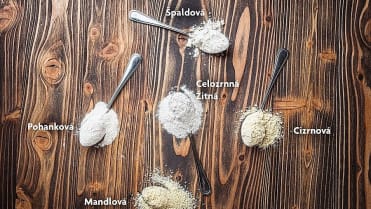 Není mouka jako mouka: běžně dostupná je také mouka žitná, ovesná, ječná, pohanková, špaldová a kukuřičná, ale i mandlová, rýžová, sójová, hrachová, fazolová, amarantová, konopná.... Není mouka jako mouka: běžně dostupná je také mouka žitná, ovesná, ječná, pohanková, špaldová a kukuřičná, ale i mandlová, rýžová, sójová, hrachová, fazolová, amarantová, konopná....