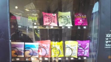 Automat na struny od kytar. Automat na struny od kytar.