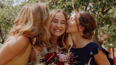 Nevěsta Lucie se sestrou Nicole a maminkou Evou. Nevěsta Lucie se sestrou Nicole a maminkou Evou.