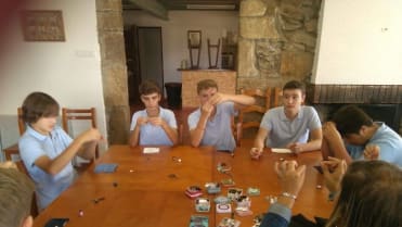 Chlapci se ve škole učí domácím pracím 2 Chlapci se ve škole učí domácím pracím 2