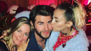 Liam Hemsworth s maminkou a přítelkyní Miley Cyrus Liam Hemsworth s maminkou a přítelkyní Miley Cyrus