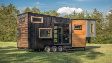 Zvenku vypadá jako karavan vylepšený nějakým dřevorubcem Zvenku vypadá jako karavan vylepšený nějakým dřevorubcem