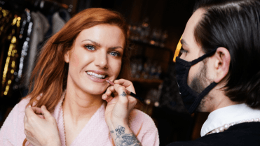 Gabriela v rukou make-up artisty Gabriela v rukou make-up artisty